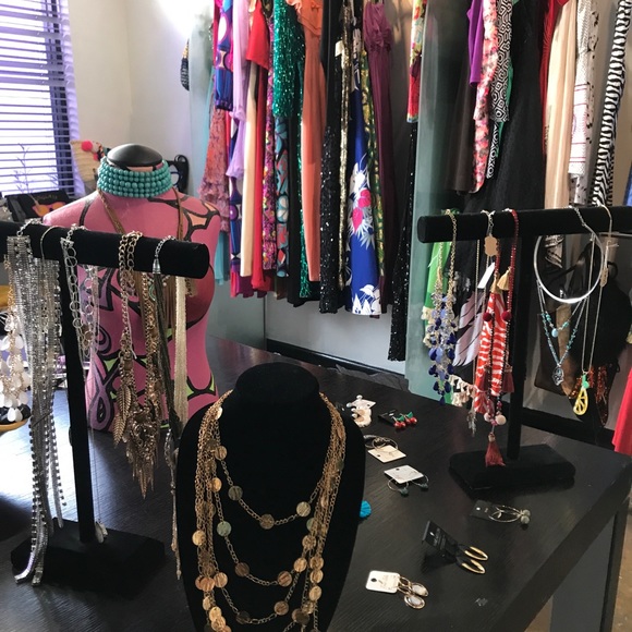 DOWNSIZING MY CLOSET! New and Vintage!! ❤️ - Picture 8 of 8